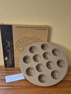 NEW The Pampered Chef Beige Silicone Flower Mini Mold / Cupcake Pan- 12-Cavity